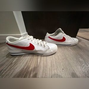 Men’s Nike sneaker size 10.5. 
Gently worn